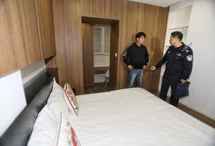 现场直击上海警方连夜清查临时住宿服务场所 部分场所存安全隐患,不允许变相群租存在